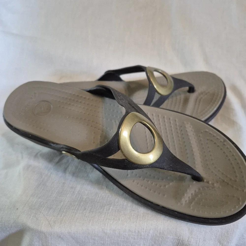 Crocs Sanrah Women Size 7 Wedge Sandals Thong Flip Flop Comfort Beach Resortwear